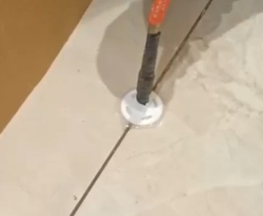 南郊瓷砖空鼓维修公司专业解答瓷砖在铺贴过程中，如果没有涂抹均匀到位的粘结材料（如水泥砂浆或瓷砖胶），可能会导致以下问题