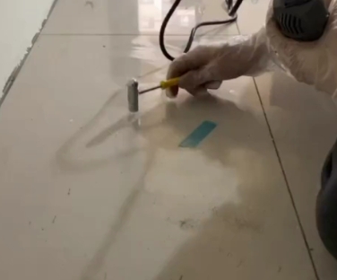 南郊瓷砖开裂维修公司专业分享瓷砖在铺贴前如果没有沥干水分，将会导致以下问题